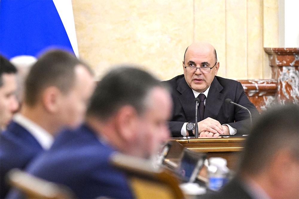 Михаил Мишустин обсудил с членами кабмина помощь регионам и новые законопроекты.