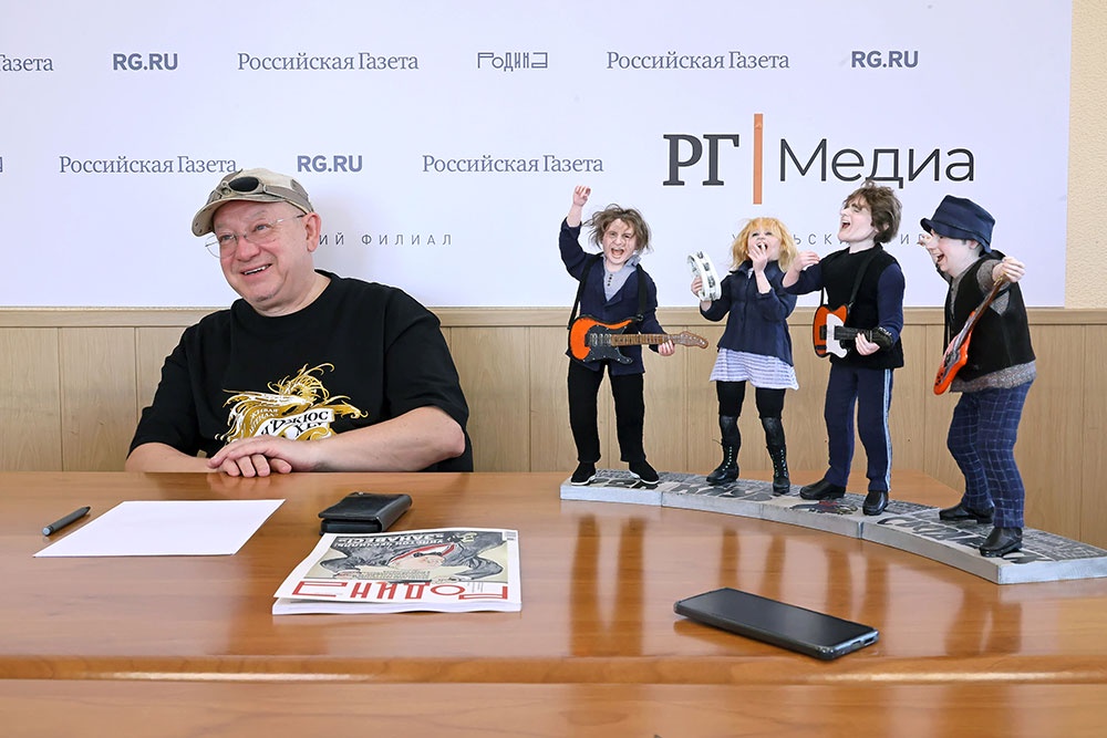 На встрече Александру Пантыкину показали работы кукольного мастера Татьяны Малицкой - это куклы лидеров
"Агаты Кристи", "Насти", "Наутилуса Помпилиуса" и "Чайфа". Не хватает пока только куклы Пантыкина.