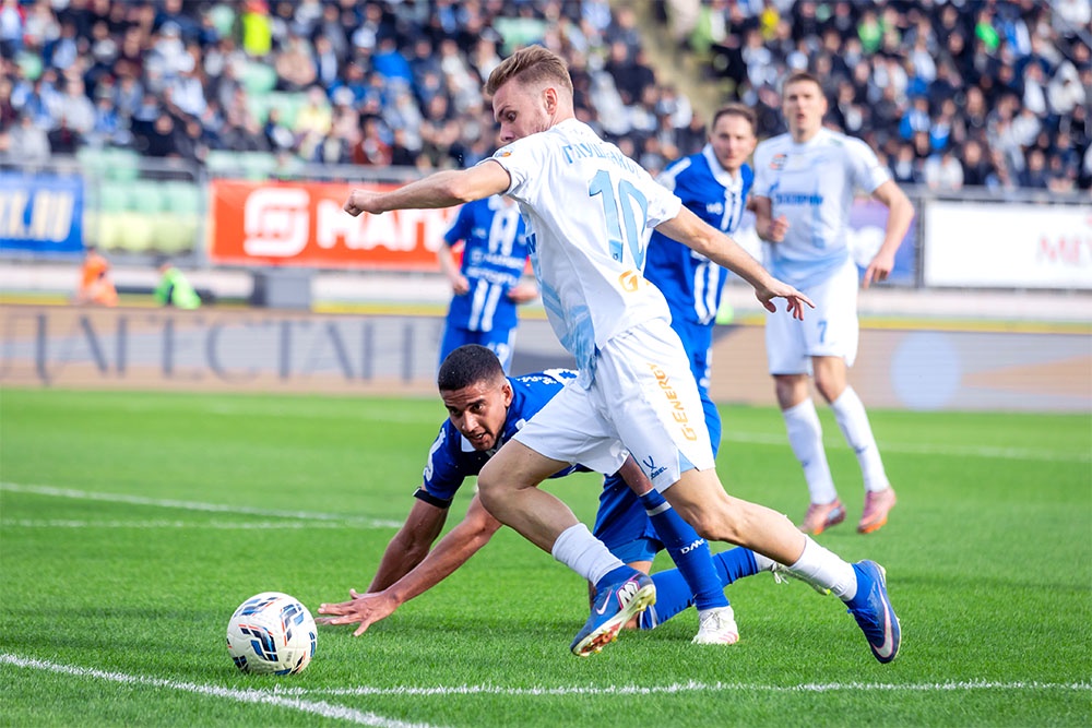 В атаке лучший бомбардир питерского "Зенита" в этом чемпионате России Максим Глушенков.