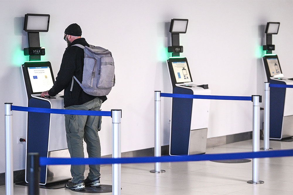 Вот так новая система в Шенгенской зоне собирает биометрию у каждого туриста.