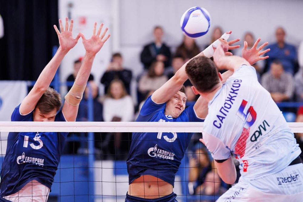 Динамовский диагональный Максим Сапожков атакует через блок доигровщика ВК "Зенит-Казань" Дмитрия Волкова.