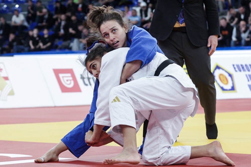 Серебряный призер ЧЕ-2026 Сабина Гилязова проводит прием против француженки Ширин Букли. 