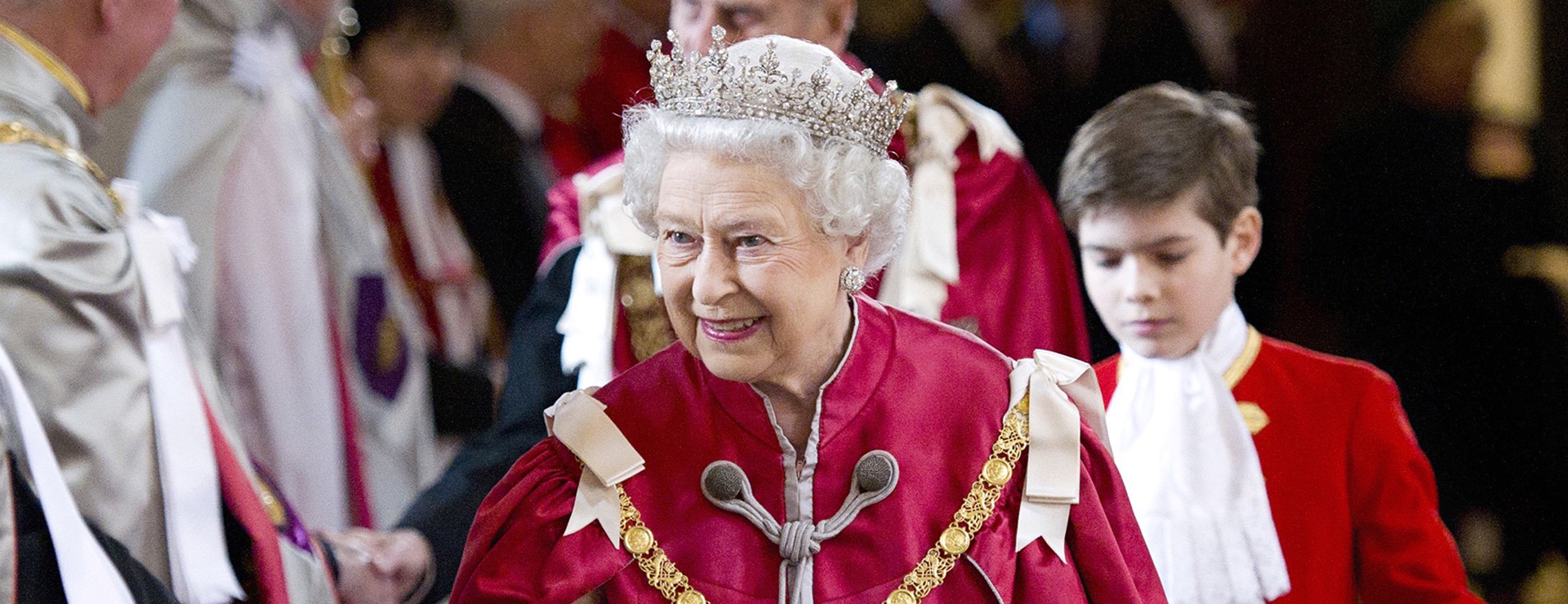 Для британцев Елизавета II всегда оставалась символом постоянства и единства нации, намного обгоняя по популярности меняющихся как в калейдоскопе премьер-министров.