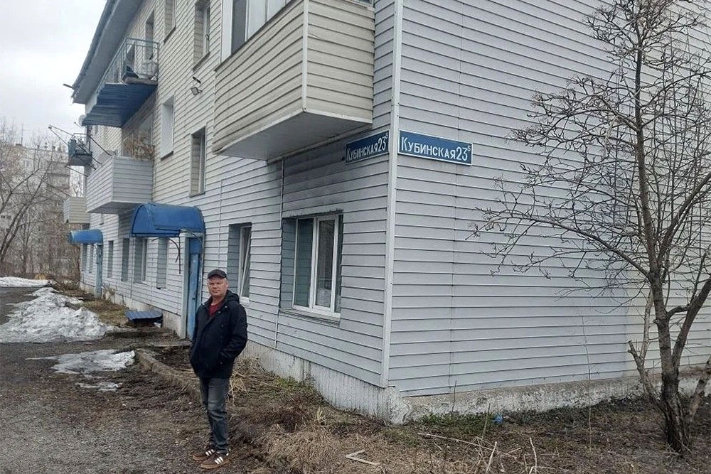 Алексею Дешевых, бывшему командиру отделения, хоть ставь на улице палатку. Идти ему некуда.