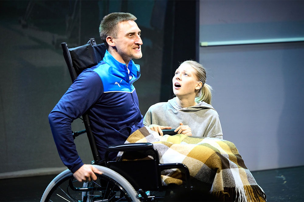 Актеры и режиссер держат "в уме" реальных прототипов рассказанной ими со сцены истории.