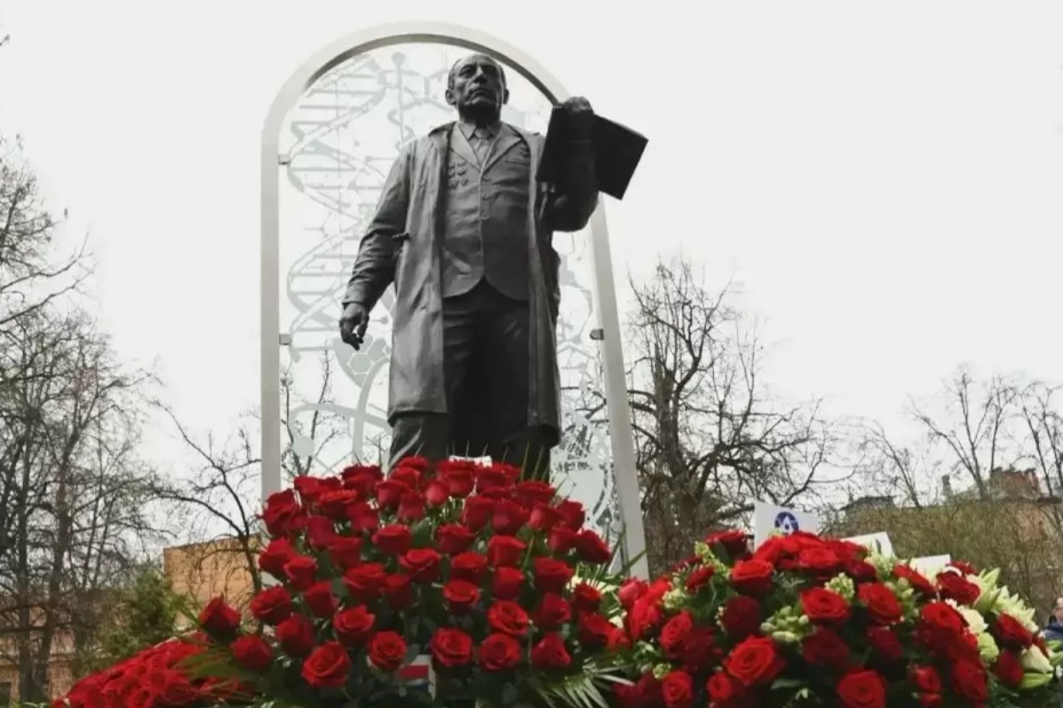 Памятник Аветику Бурназяну в Москве.