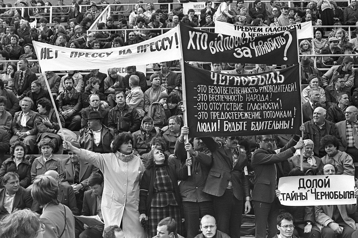 Митинг киевлян, требующих инфор- мации о реальных масштабах аварии.