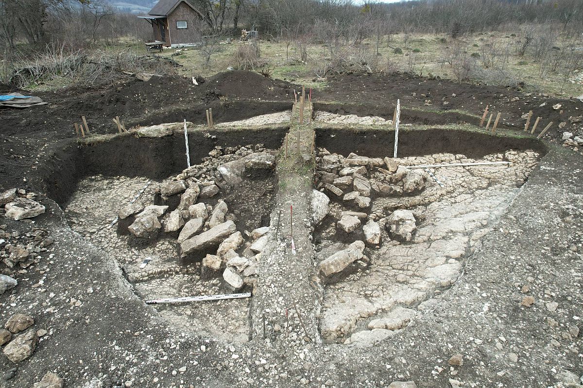 Погребальная конструкция оказалась похожей на дольмен, но таковой не являлась. 