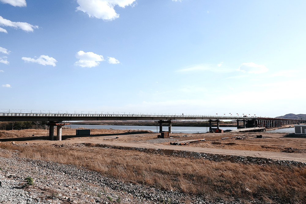 Возле мостового перехода оборудуют автомобильный пункт пропуска с десятью полосами движения.