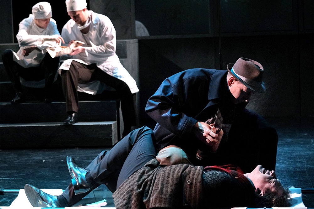 Спектакль Павла Пронина хорош ансамблевой игрой, из которой никто не выпадает.