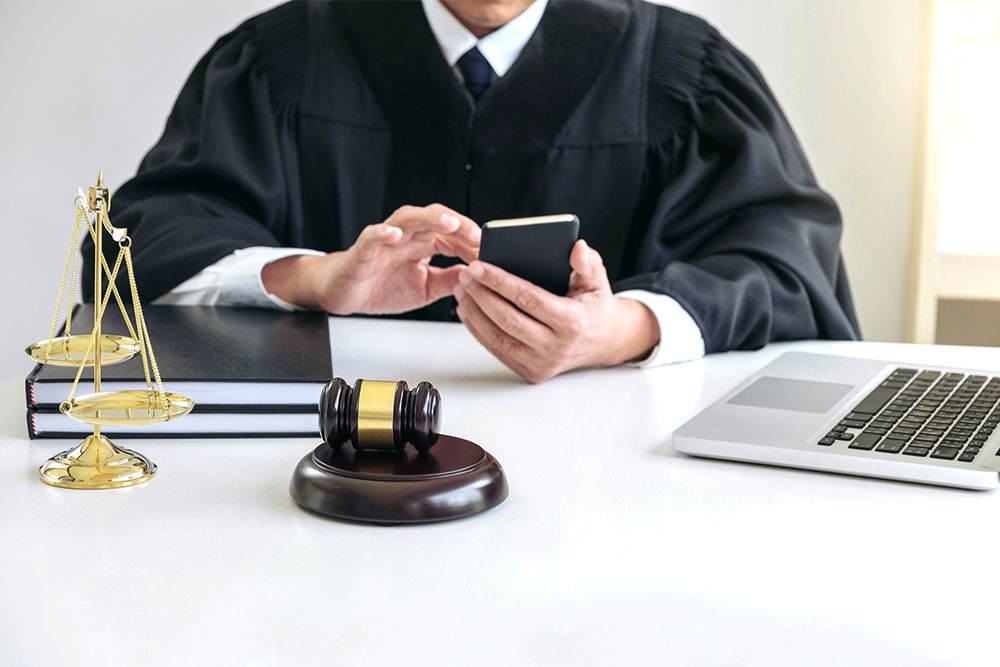 Сегодня термин "телефонное право" меняет свой смысл: цифровые технологии упрощают процесс.