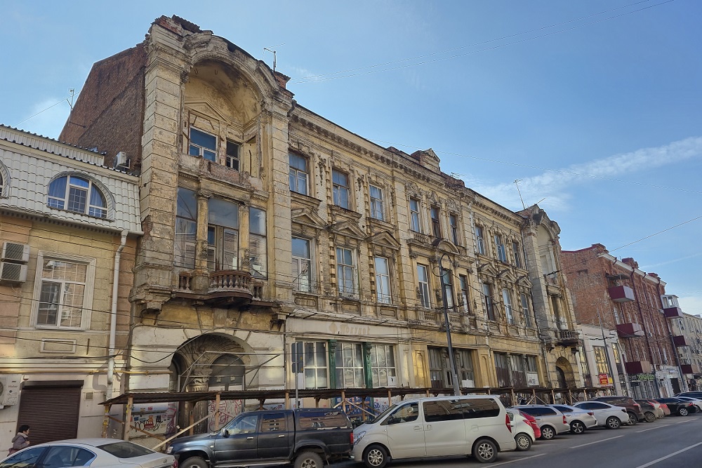 Старые дома в Ростове ветшают и ждут сноса.