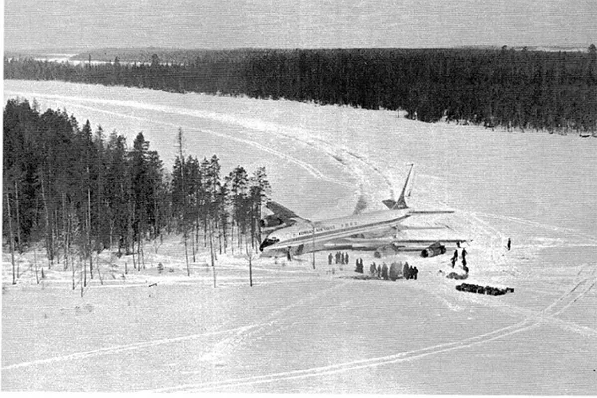 Южнокорейский "Боинг-707" приземлился в 1978 году на лед озера у карельского города Кемь.