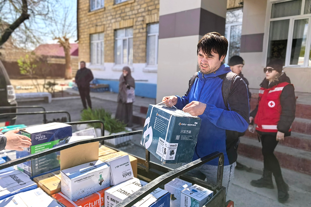Добровольцы, в числе которых и корреспонденты "РГ", съехались в Дагестан со всей страны.