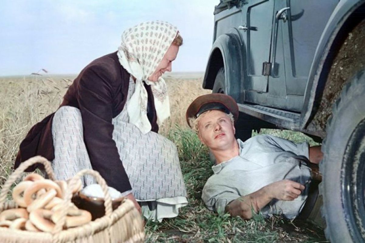 ИИ вернул комедии "Иван Бровкин на целине" первоначальный цвет. 1958 год. Режиссер Иван Лукинский.
