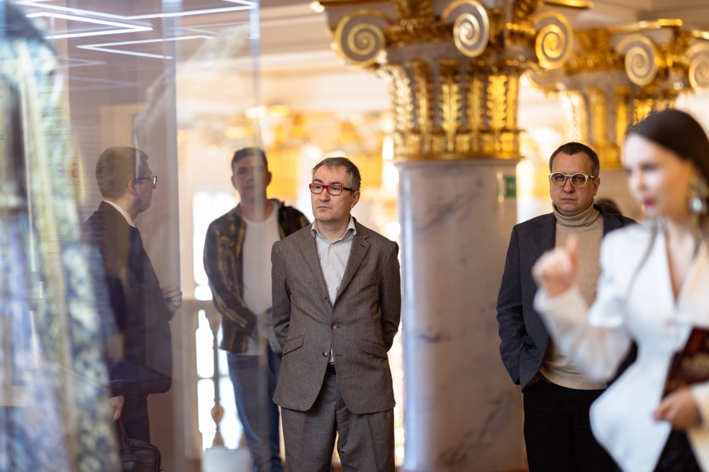 За несколько дней до премьеры на финальный прогон триптиха приехал ректор ГИТИСа, заслуженный деятель искусств России Григорий Заславский.