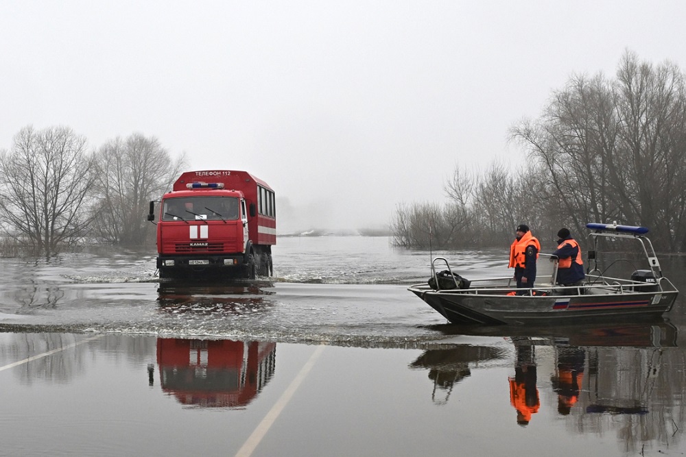 В изолированных половодьем населенных пунктах работают пожарные муниципальной дружины.