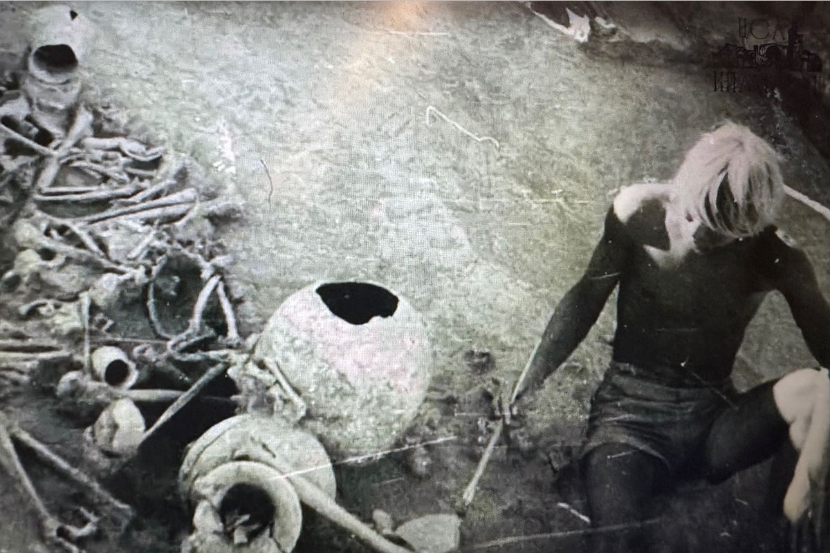 В 1972 году Юрий Березкин (на фото) вернулся в экспедицию после армии и во время раскопок нашел "гирю" (как ее назвали археологи) и жезл, а также золотую голову быка и голову волка.