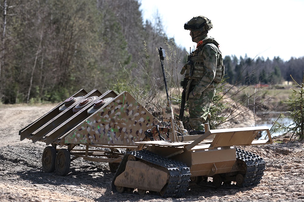 В подмосковном Ногинске бойцы Росгвардии провели учения, после которых отправятся в зону СВО. Росгвардейцы наряду с военнослужащими Минобороны являются полноценными участниками боевых действий в зоне спецоперации. Среди их основных задач - разминирование освобожденных территорий, выявление среди местного населения затаившихся шпионов, охрана неба от налетов украинских дронов и другие. Выполнять боевые задания бойцам помогают в том числе наземные роботизированные платформы (на фото). 