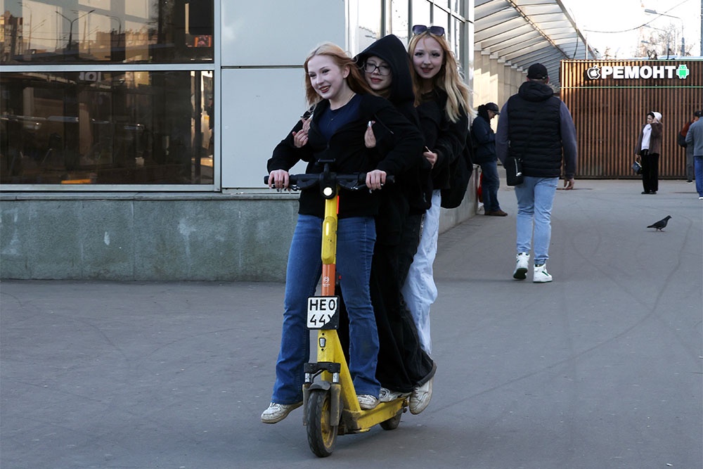 За такую массовую поездку на одном самокате штраф - 100 тысяч рублей.