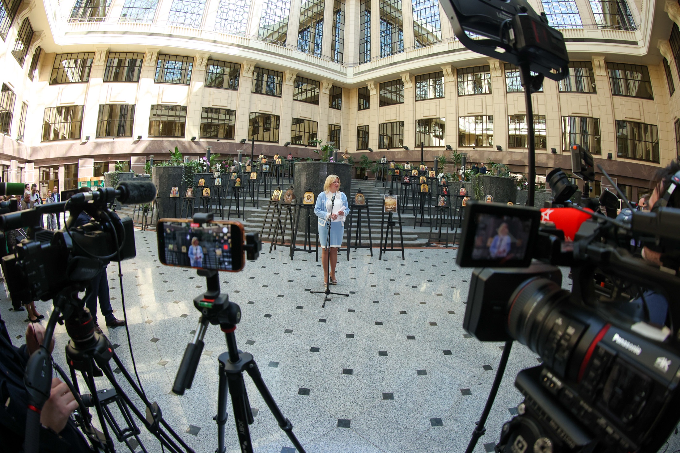 В своем выступлении Мария Захарова напомнила: на иконах - лики тех, кто всегда стоит на нашей защите. 