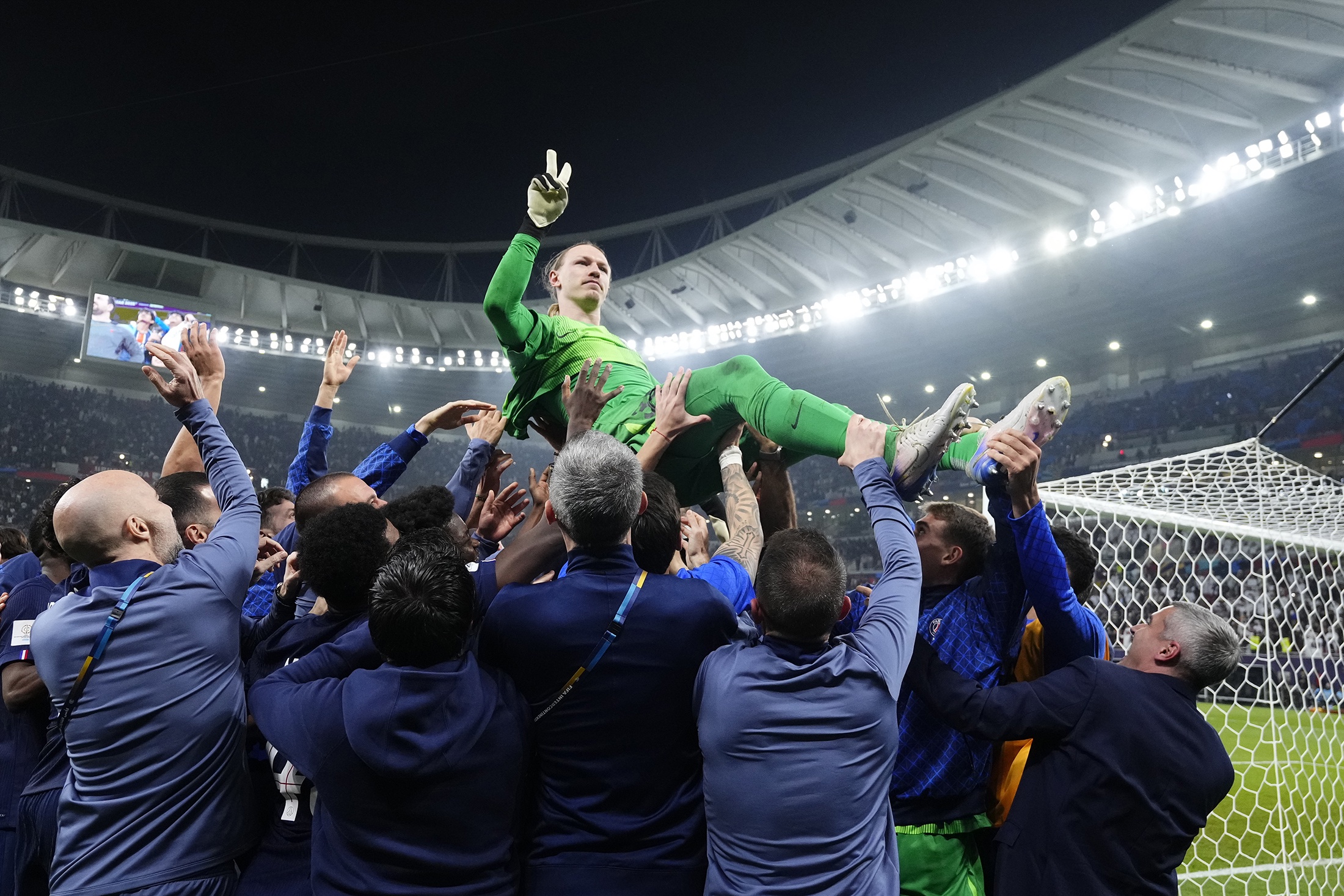 Еще одна личная победа Сафонова - признание партнеров, которые
качали его после триумфа в Дохе.