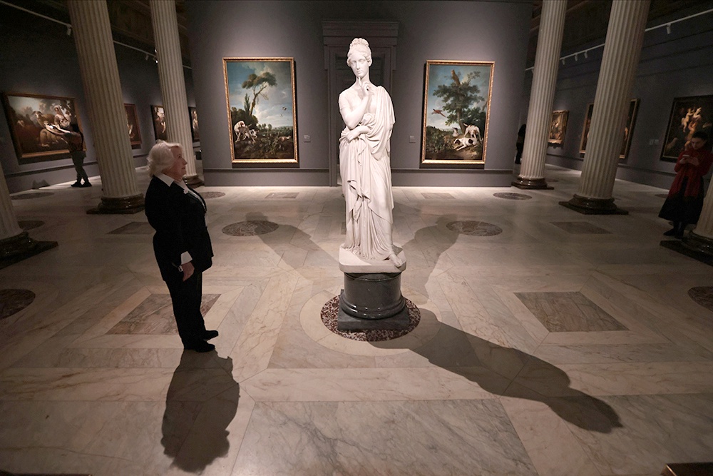 Первой нас встречает Мария Федоровна Барятинская. Оригинал ее скульптуры создал Торвальдсен.