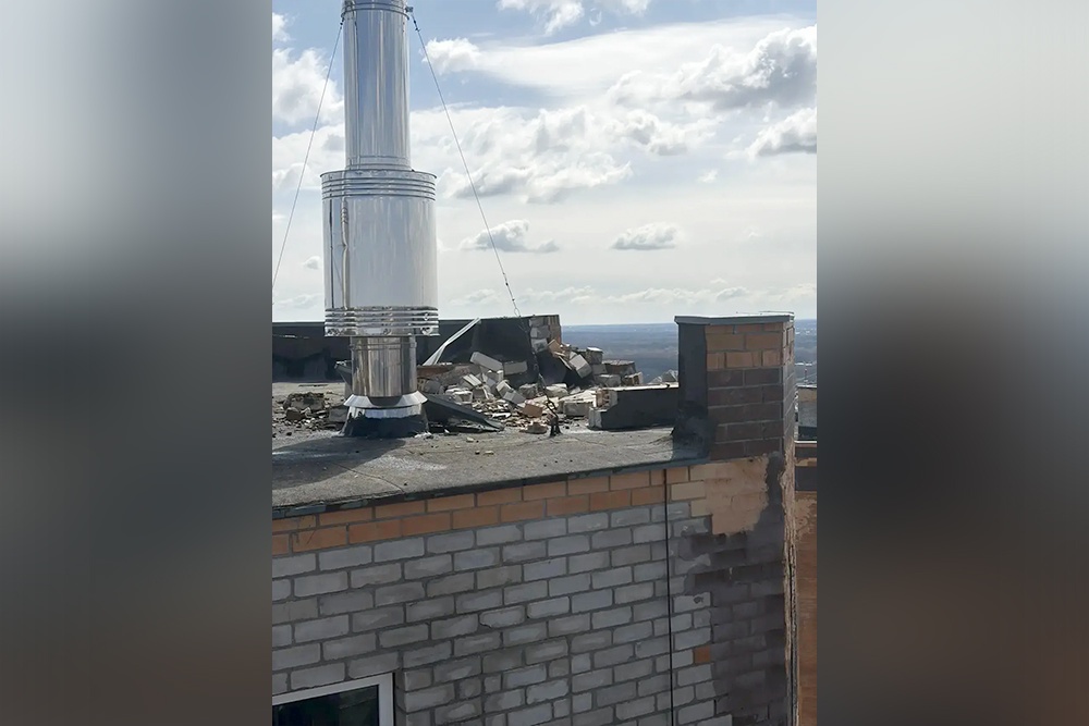 Ночью беспилотник врезался в крышу многоквартирного дома, обломки повредили кровлю котельной.