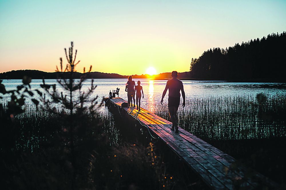 Закатный час лучше всего встретить на берегу всей семьей.