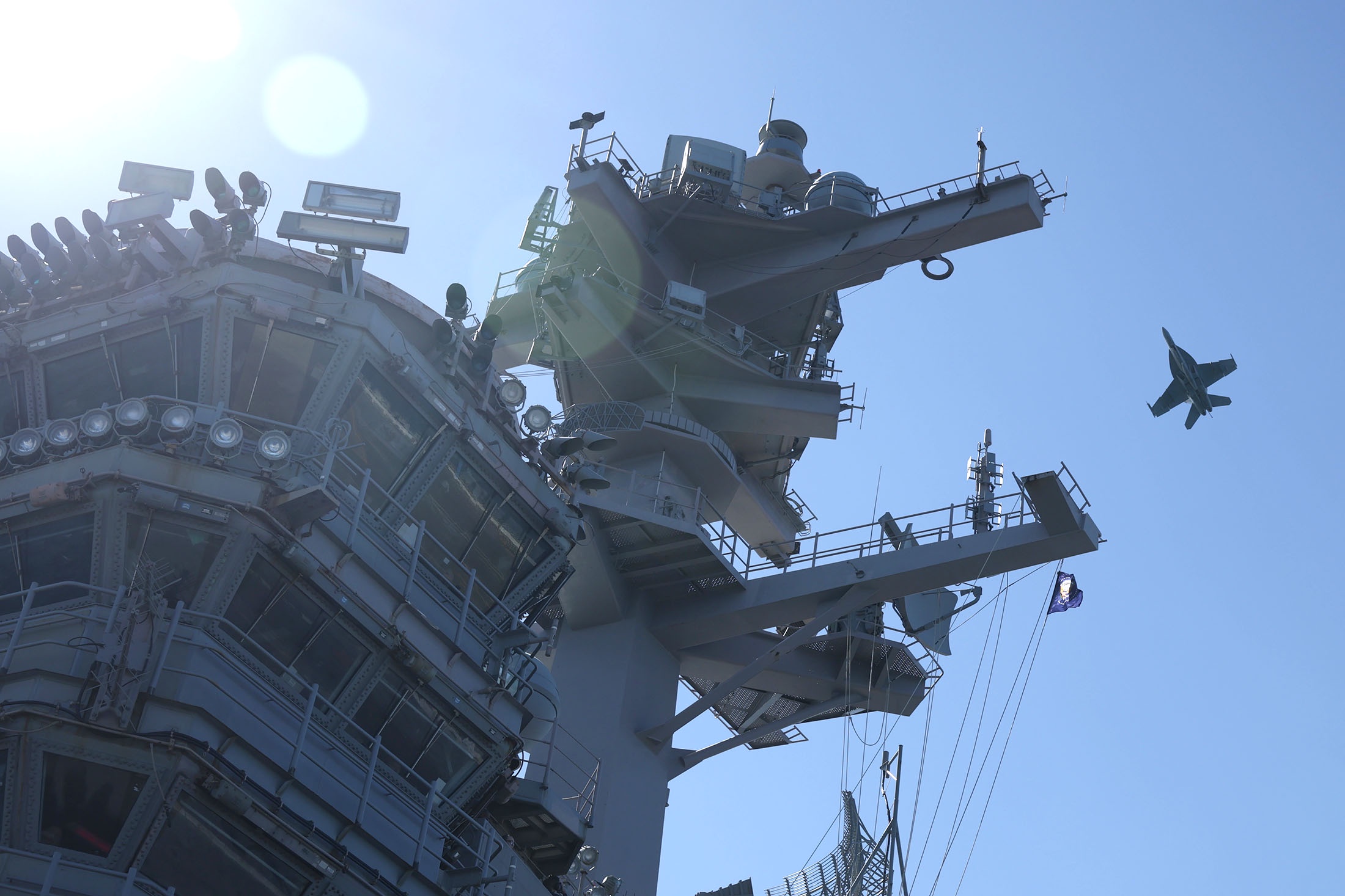 Авианосец USS George Bush прибудет к берегам Ирана через пять дней. На этот срок перемирие продлено.