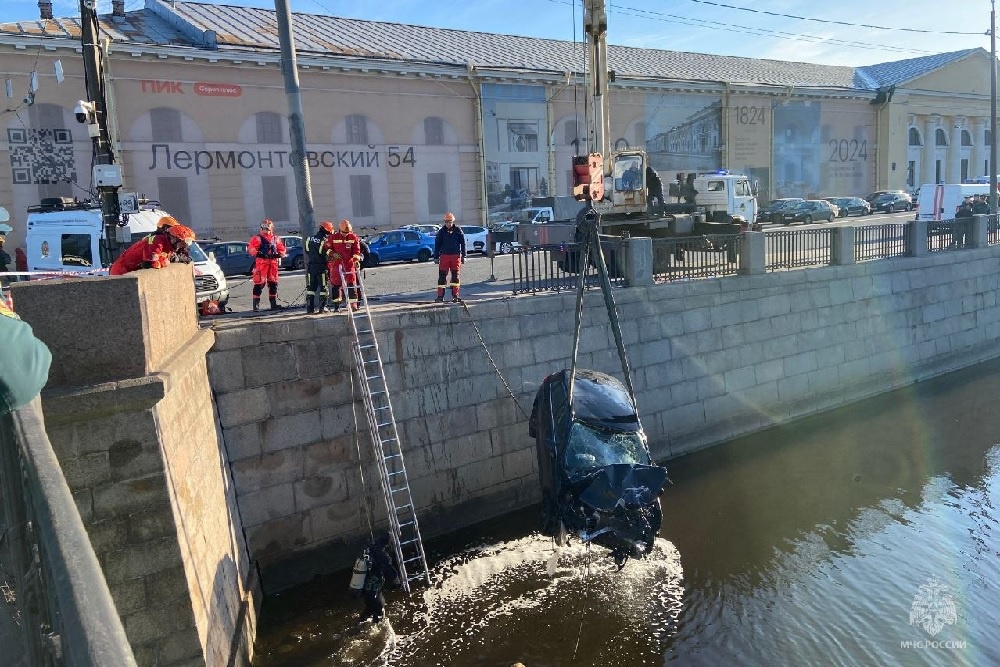 Подъем автомобиля из Обводного канала в Петербурге Подъем автомобиля из Обводного канала в Петербурге