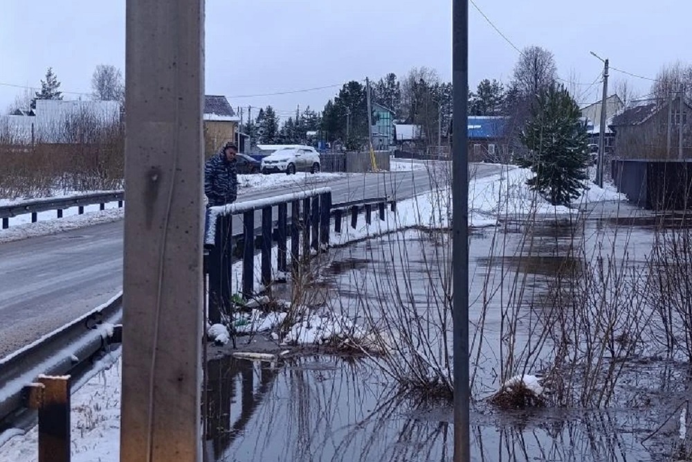 Мост через реку Ласьву пока не затоплен, но уровень воды постоянно растет. Мост через реку Ласьву пока не затоплен, но уровень воды постоянно растет.