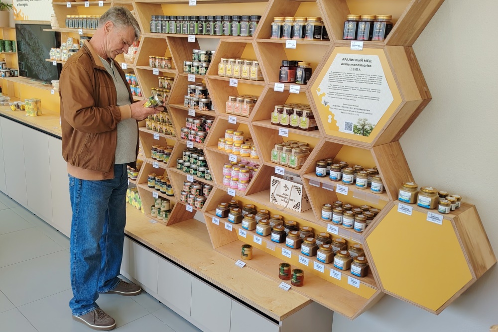Одновременно с началом пчеловодческого сезона во Владивостоке открыл свои двери "Дом приморского меда".