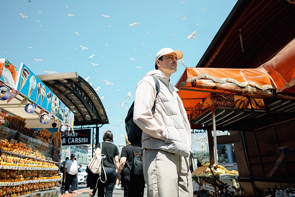 Максим Матвеев сыграл в международном проекте "Заложник" финансового аналитика Максима Пожарского, которого похищают в Сирии. 