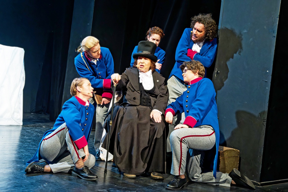 Елена Камбурова сыграла в новом спектакле дядьку, усатого няня Фому, который следит, чтобы лицеисты не слишком балагурили. 