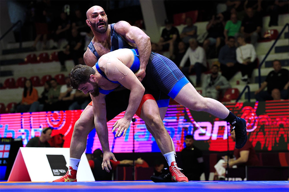 Вице-чемпион мира Артур Саргсян (делает захват) мог рассчитывать на уровне ЧЕ на большее, но был рад и бронзе. 