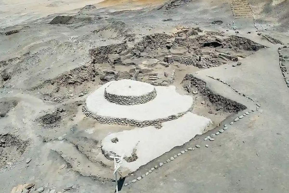 В пору своего расцвета обсерватория превратилась в солидную двухступенчатую платформу. Нижний ярус был внушительным - почти 10 метров в диаметре и метр в высоту. 