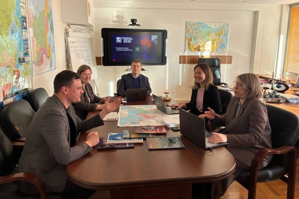 Слушатели программы проходят практику в федеральных органах исполнительной власти и подведомственных учреждениях Минвостокразвития России