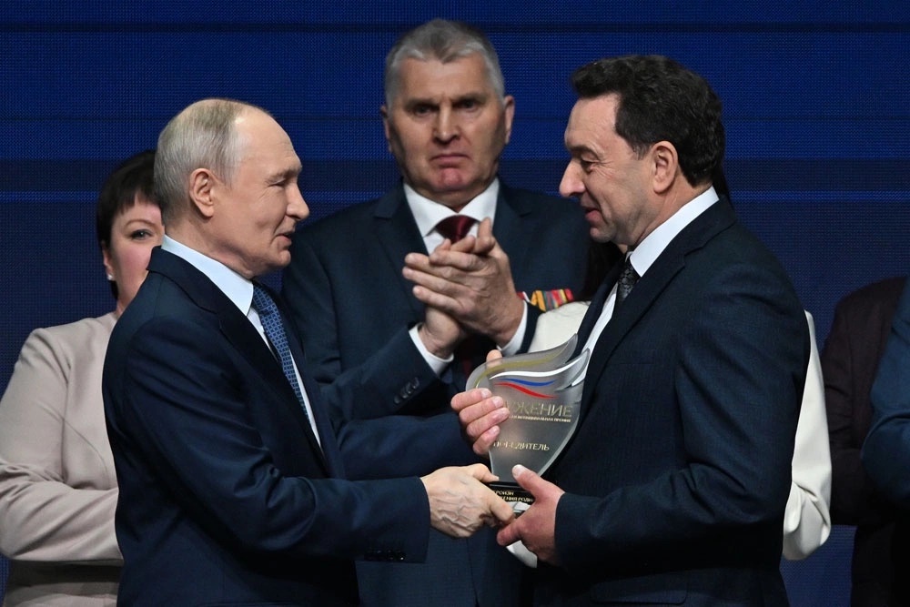 Руководитель школы из Калужской области получил из рук президента Владимира Путина награду на всероссийской премии. Руководитель школы из Калужской области получил из рук президента Владимира Путина награду на всероссийской премии.