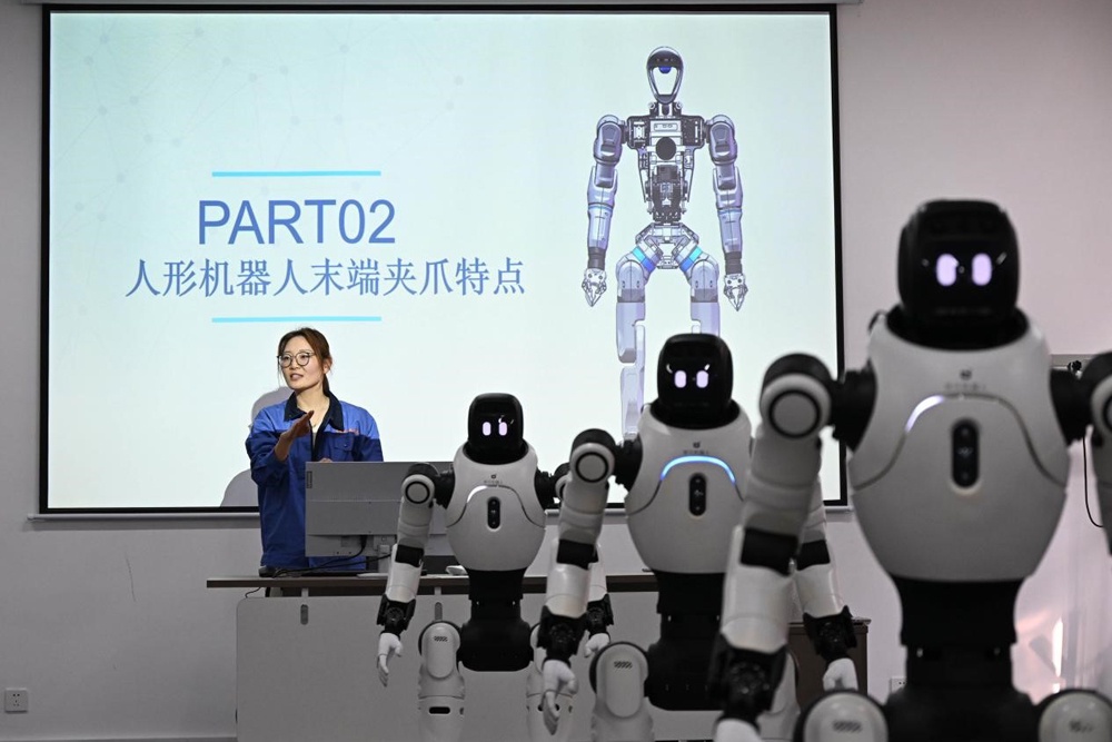  Подготовка кадров по ИИ: Борьба Китая с дефицитом специалистов в новых профессиях 