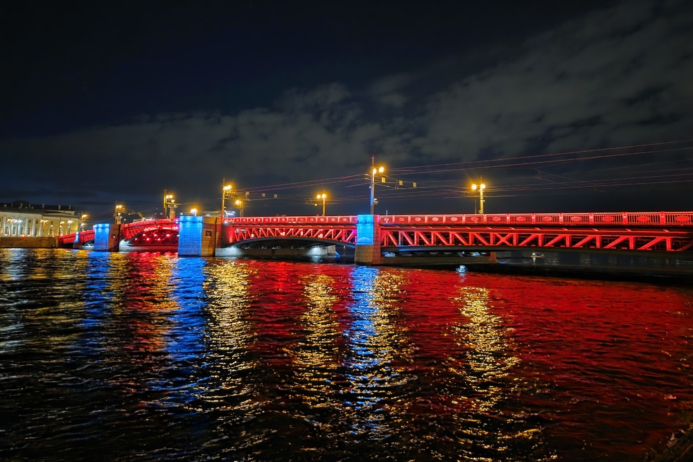 Три петербургских моста сегодня получат особую подсветку. Три петербургских моста сегодня получат особую подсветку.