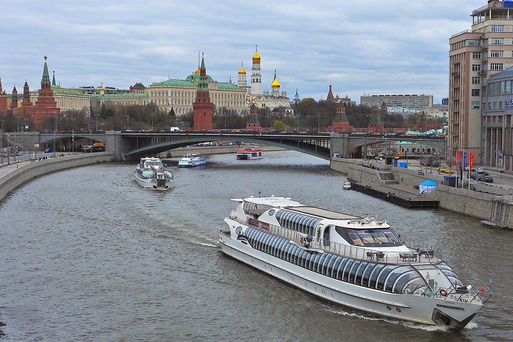 Навигация открылась с традиционного парада судов от Котельнической набережной.