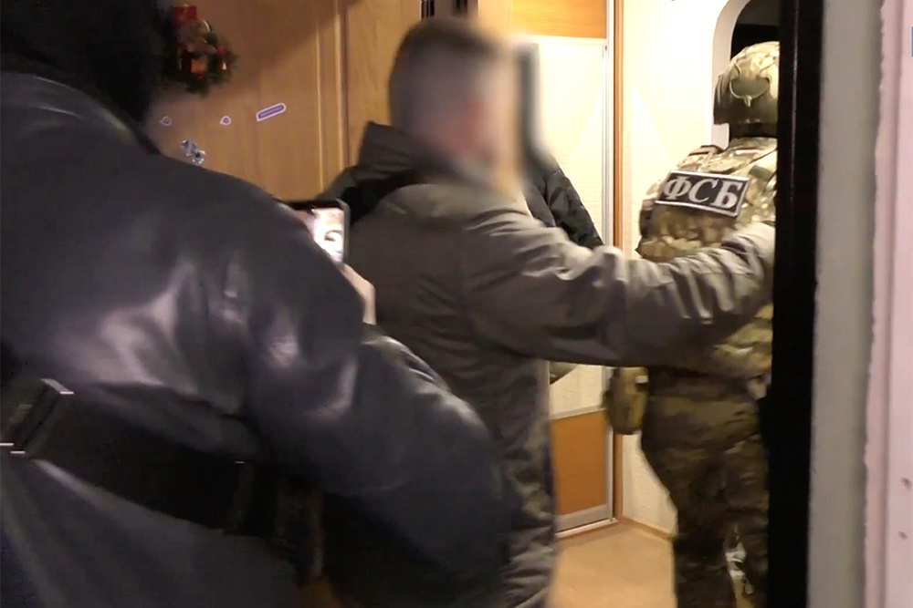 В отношении задержанных возбуждены уголовные дела по статьям о незаконном обороте оружия и взрывных устройств.