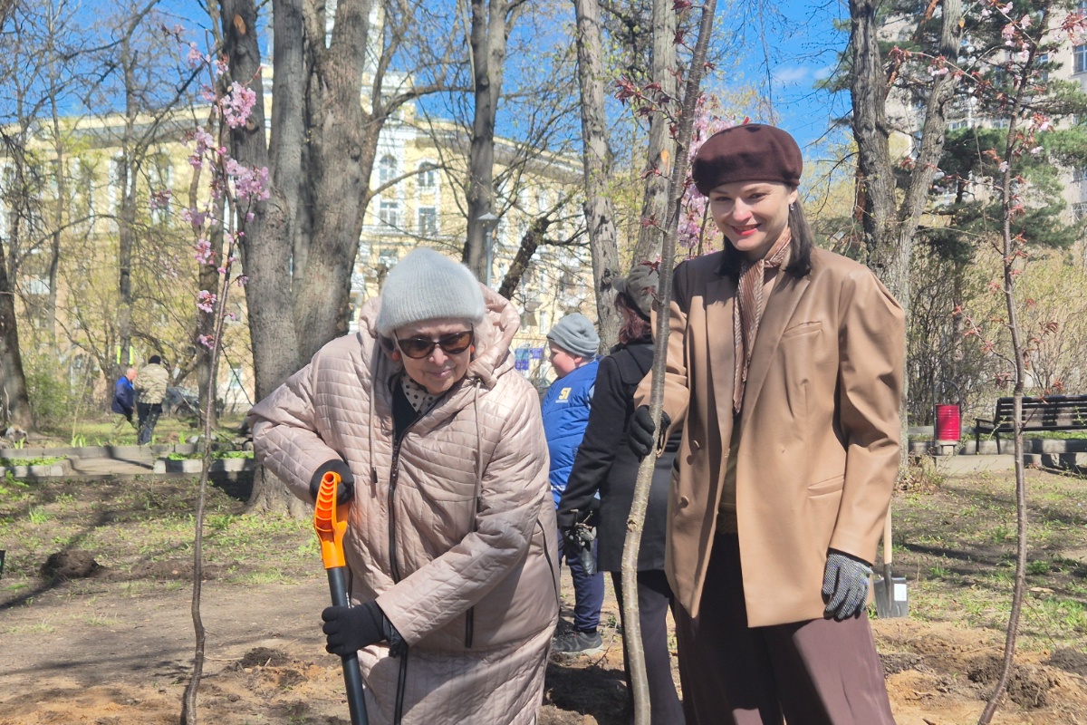Расиа Кузнецова и Галина Сидорова, руководитель Музея быта советских ученых, высаживают деревья в память о ликвидаторах чернобыльской аварии.
