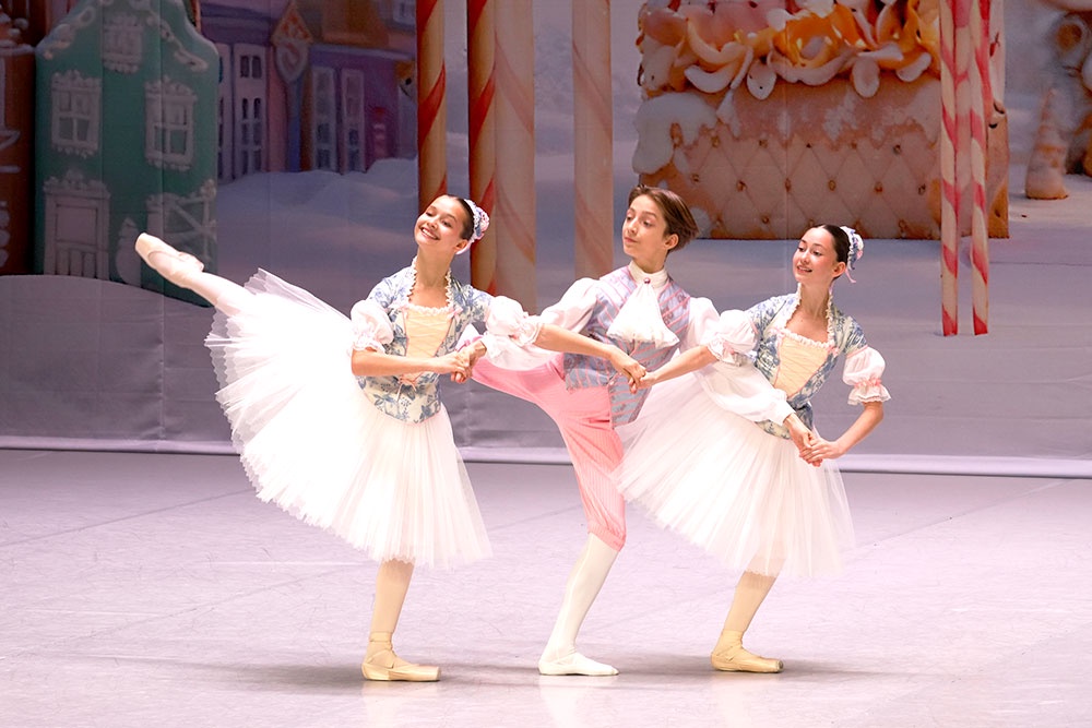 "Па-де-Труа" из балета "Щелкунчик".