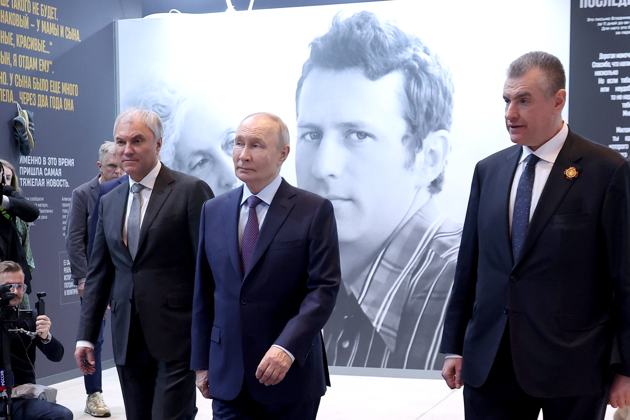 На выставке Владимира Путина сопровождал спикер Госдумы Вячеслав Володин.