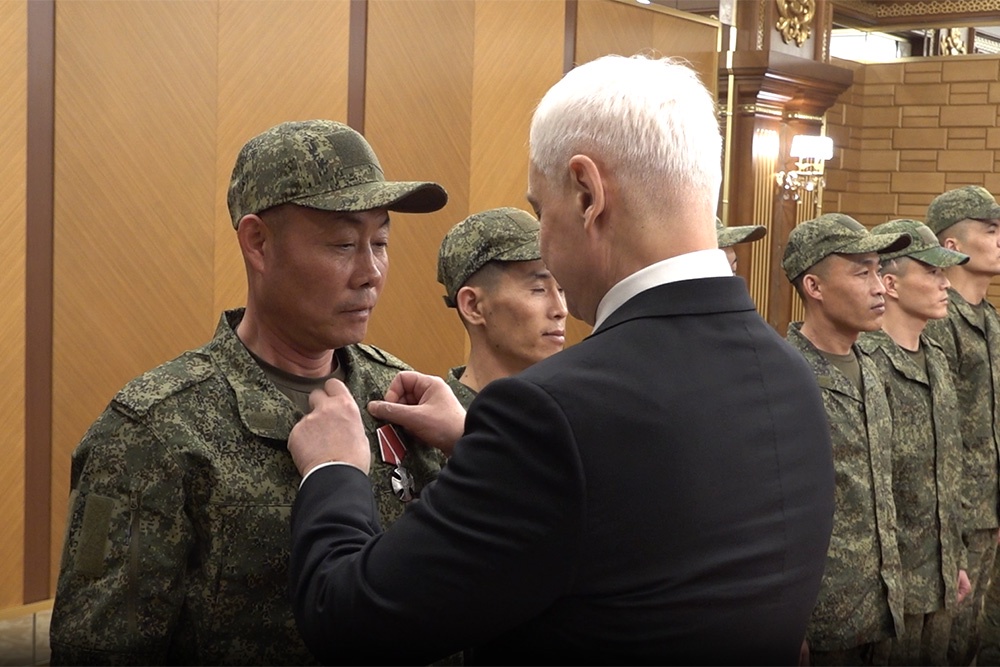 Белоусов в Пхеньяне наградил бойцов КНДР, освобождавших Курскую область