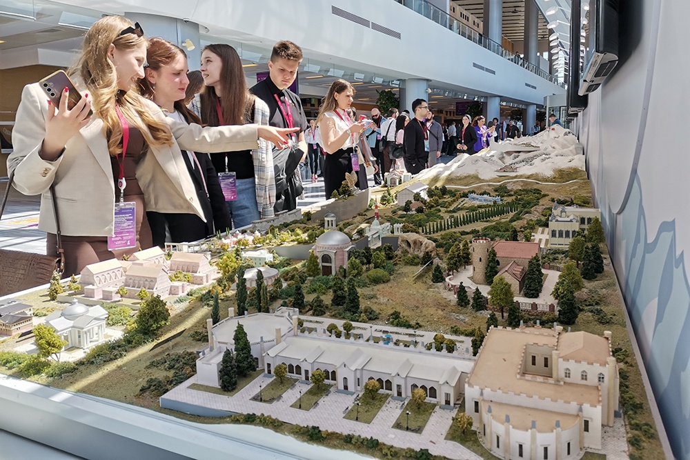 В КИФ-2025 приняли участие около четырех тысяч человек. В этом году ожидается еще больше, в том числе должны приехать представители свыше 30 стран.