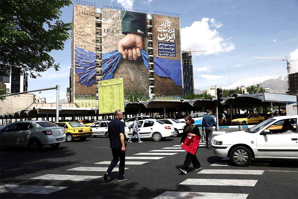 Надпись на плакате в центре Тегерана о том, кто контролирует Ормузский пролив: "Навсегда в руках Ирана".