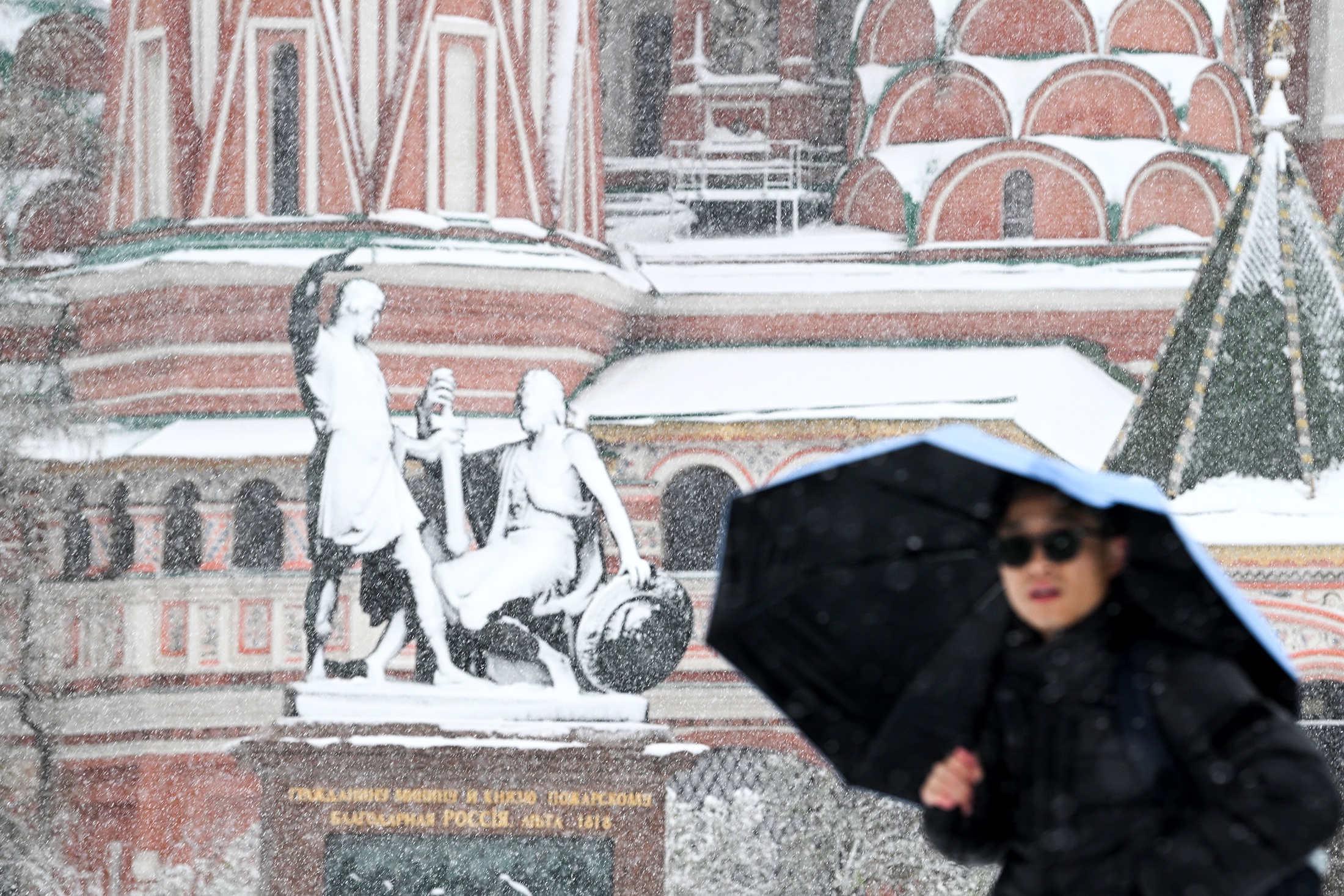 А вот туристы, которые не рассчитывали застать снежную русскую зиму в апреле, наверняка обрадовались. 